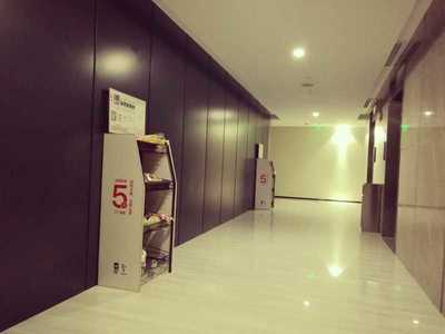 電梯口輻射企業(yè)用戶，便利貨架「果小7」如何布局樓宇生意